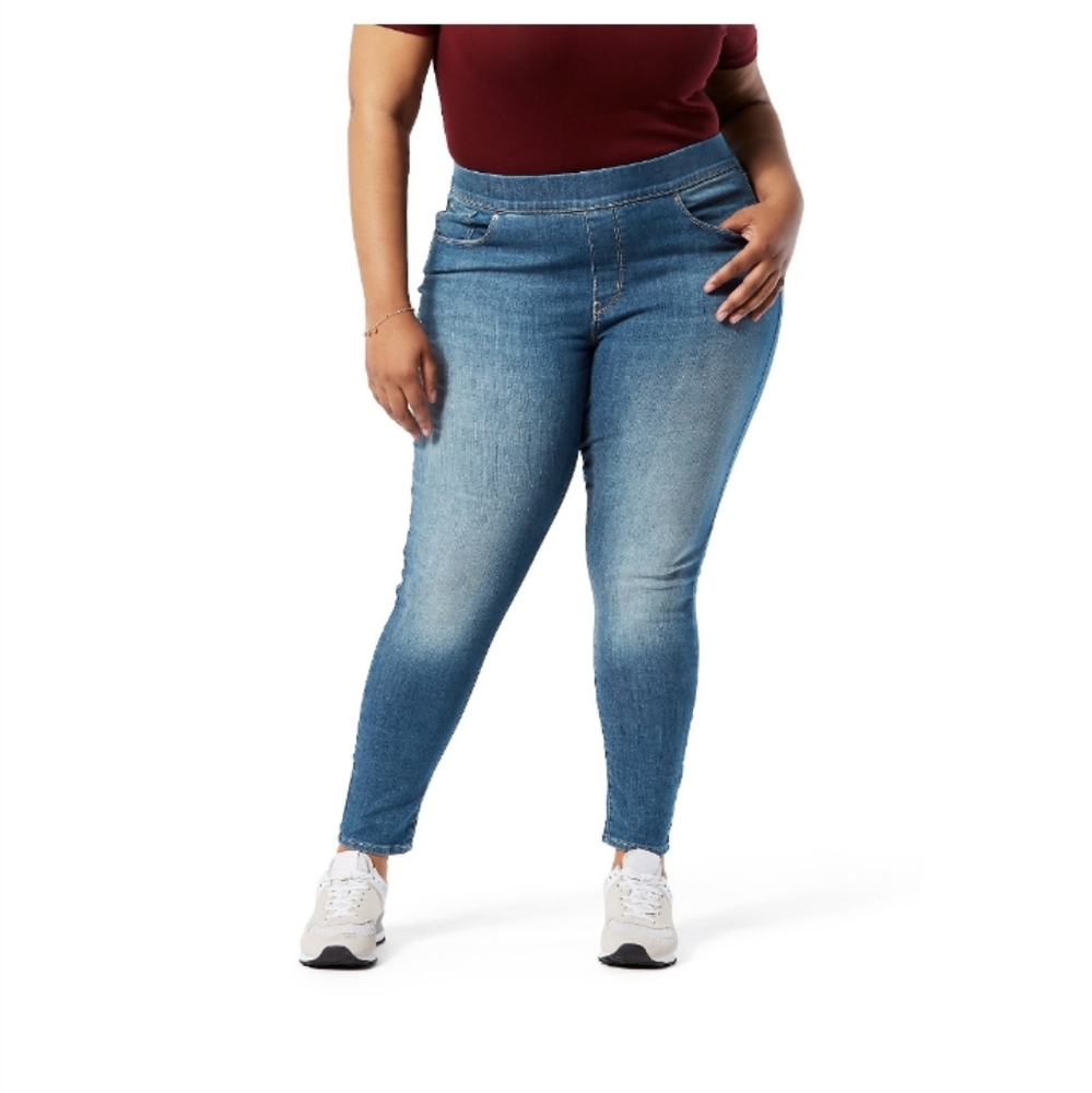 NWT.  Signature by Levi Strauss & Co. Women's Shaping Pull-On Super Skinny Jeans